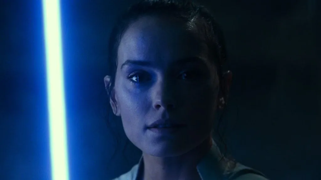 daisy ridley aka Rey dans star wars sabre laser