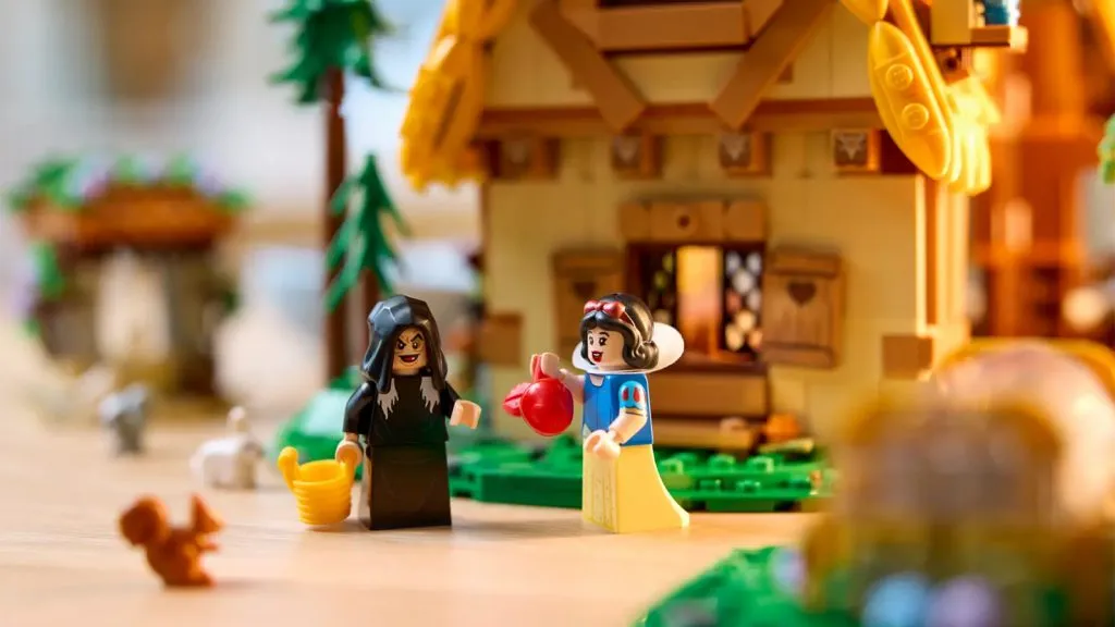 Snow White and the Witch minifigures from the LEGO Disney Snow White and the Seven Dwarfs Cottage set